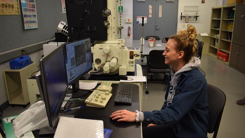 365英国上市杜波依斯分校 Engineering Student Nicolette Brossard examines properties of powder metal material under a scanning electronic microscope. 